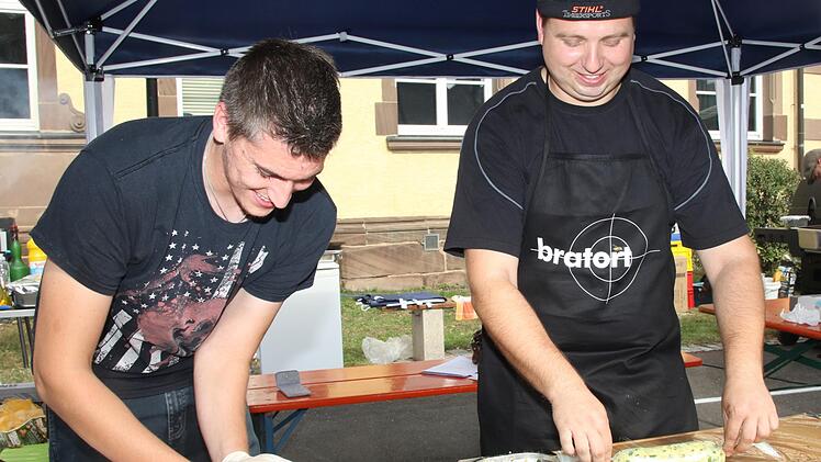 Daniel Maar und Maximilian Scholz von den "Heimatgrillern" bereiten die Vorspeise zu. Foto: Michael Stelzner