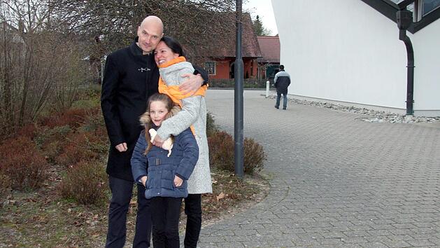 Noch etwas ungläubig: Der neue Großenseebacher Bürgermeister Jürgen Jäkel mit Ehefrau Kathrin und Tochter Hannah. Foto: Richard Sänger