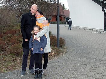 Noch etwas ungläubig: Der neue Großenseebacher Bürgermeister Jürgen Jäkel mit Ehefrau Kathrin und Tochter Hannah. Foto: Richard Sänger