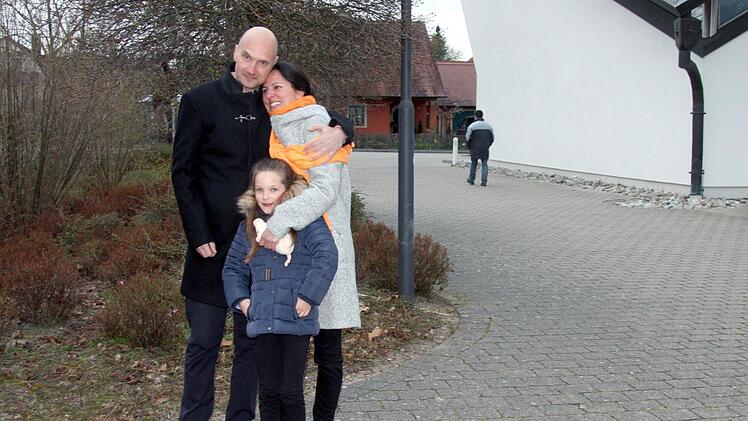 Noch etwas ungläubig: Der neue Großenseebacher Bürgermeister Jürgen Jäkel mit Ehefrau Kathrin und Tochter Hannah. Foto: Richard Sänger