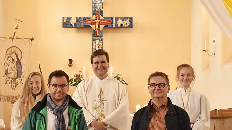 Uwe Thoma (vorne links) nahm Glückwünsche und Dankesworte für sein ehrenamtliches Engagement im kirchlichen Dienst von Pfarrer Detlef Pötzl und Kirchenpfleger Matthias Beetz (rechts) entgegen. Mit im Bild sind zwei Ministrantinnen.  Foto: K.- H. Hofmann