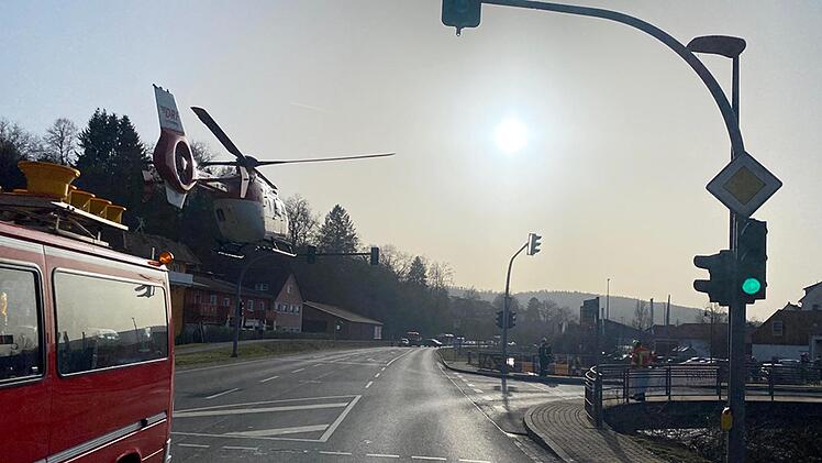 Die Feuerwehr unterstützte den Rettungsdienst bei der Versorgung des Verunglückten und sicherte die Landestelle des dazu  alarmierten Rettungshubschraubers ab.