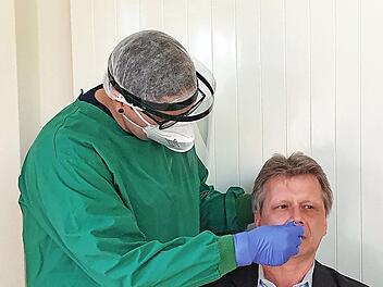 Beate Drückler testet Bürgermeister Norbert Walter.