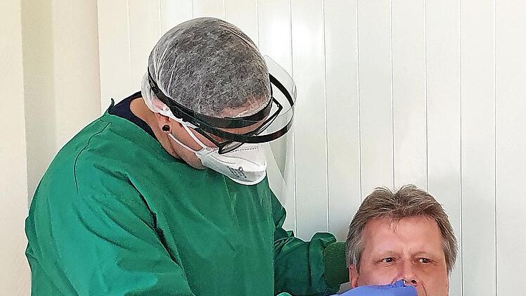 Beate Drückler testet Bürgermeister Norbert Walter.