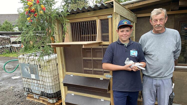 Nachwuchs-Taubenz&uuml;chter Moritz Wahn mit seinem "Paten" Bernd Mager.
