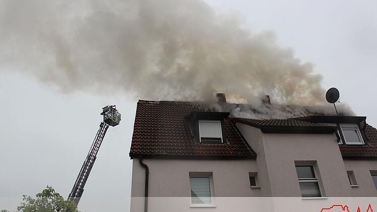 Cadolzburg: Blitzeinschlag in Einfamilienhaus - "Flammen schlugen aus Dach"