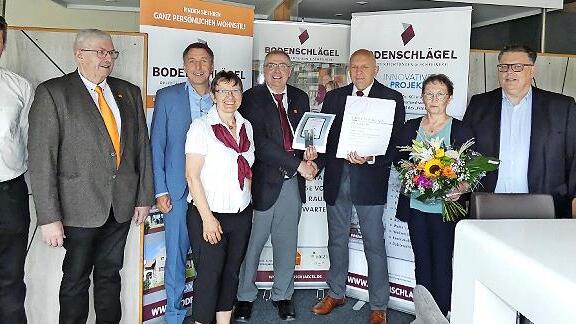Jürgen Jobst feierte in der Bodenschlägel GmbH & Co. KG sein 50-jähriges Betriebsjubiläum. Von links Werkstattleiter Florian Meier, stellvertretender Innungsobermeister Thomas Rosenberger, HWK-Geschäftsführer Reiner Beck, Birgit Bodenschlägel und ...