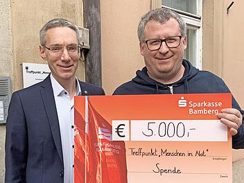 Arndt Brückner (l.) vom Lions Club Bamberg übergibt den Spendenscheck an an Peter Klein.