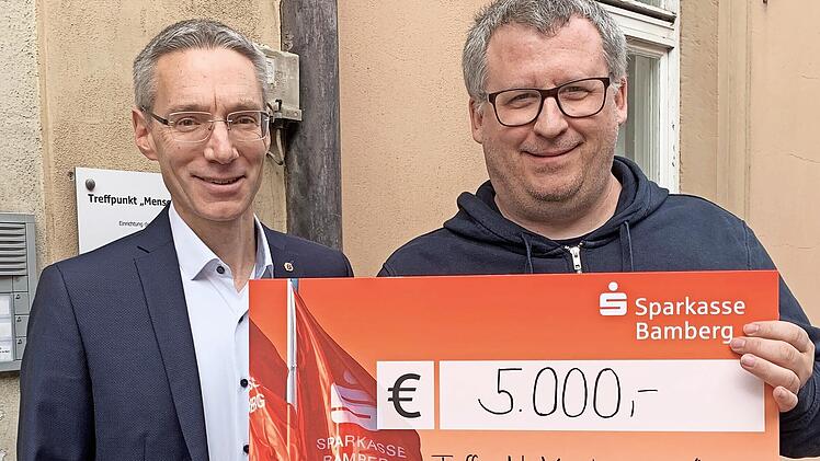 Arndt Brückner (l.) vom Lions Club Bamberg übergibt den Spendenscheck an an Peter Klein.