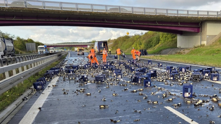 Bierlaster-Unfall auf A73: Stra&szlig;enmeisterei-Mitarbeiter wird zum Held