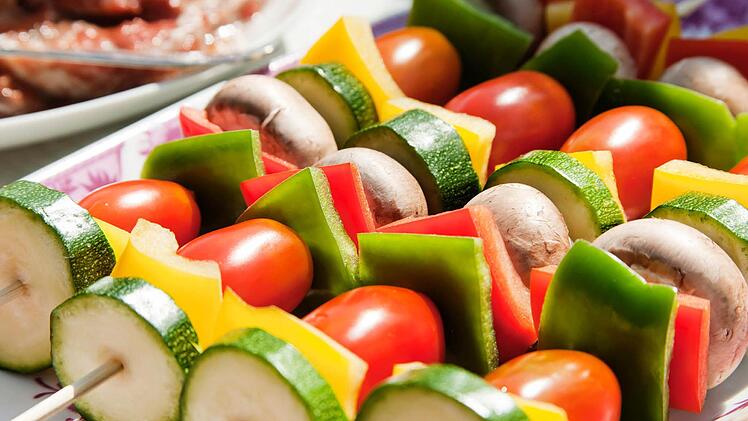 Warum nicht mal Gemüsespieße grillen?