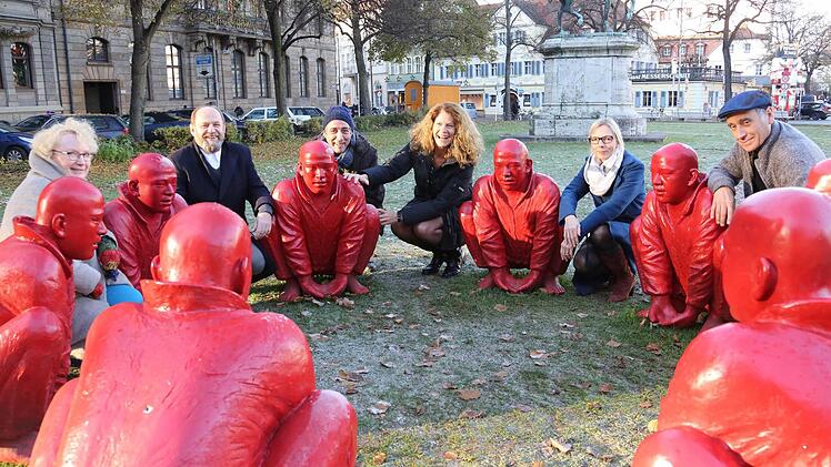 Barbara Kahle (v. l.), Alexander Ochs-Barwinek, Francesco Rubiu, Birgit Dietz, Birgit Kastner und Uwe Gaasch engagieren sich in der gemeinnützigen GmbH für den Ankauf der "roten Männer". Foto: Matthias Hoch