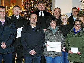 Bei den Spendenübergabe (von links): Frank Böhm, Norbert Lang, Matthias Münch, Tobias Knötig, Susann Klinner, Hartmut Bohl, Sonja Rippl, Walter Bartsch, Petra Grell und Caroline Bock. Foto: Bettina Knauth