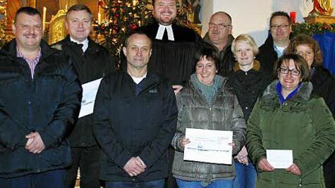 Bei den Spendenübergabe (von links): Frank Böhm, Norbert Lang, Matthias Münch, Tobias Knötig, Susann Klinner, Hartmut Bohl, Sonja Rippl, Walter Bartsch, Petra Grell und Caroline Bock. Foto: Bettina Knauth
