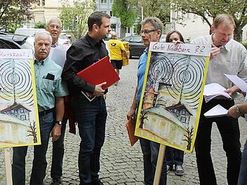Keine Chance wird die Interessengemeinschaft mit ihrem Protest gegen die Aufrüstung des Mastes am Ziegelweg in Garitz haben. Dennoch überreichte Sprecher Erich Lehenbauer (rechts) eine Unterschriftenliste an Bürgermeister Toni Schick (links). Foto: Thomas Mäuser