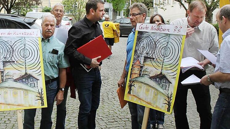 Keine Chance wird die Interessengemeinschaft mit ihrem Protest gegen die Aufrüstung des Mastes am Ziegelweg in Garitz haben. Dennoch überreichte Sprecher Erich Lehenbauer (rechts) eine Unterschriftenliste an Bürgermeister Toni Schick (links). Foto: Thomas Mäuser