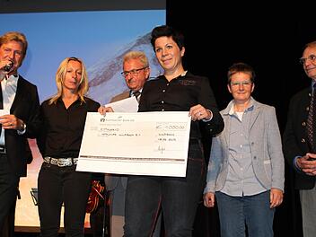 Allein 1000 Euro überreichte der Ladies Circle 14 Kulmbach: Präsidentin Stella Hanft (Mitte) und Bianca Straub (Zweite von links) übergaben den symbolischen Scheck an (von rechts) Hans Hunger, Sonja Promeuschel und Peter Pöhlmann. Links im Bild Moderator Rainer Ludwig. Foto: Jochen Nützel