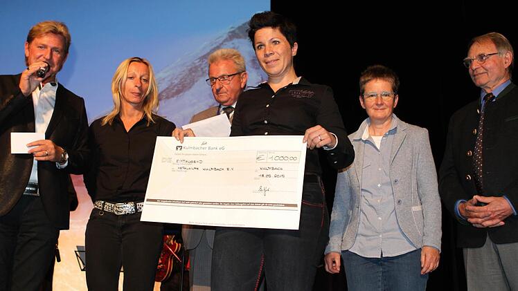 Allein 1000 Euro überreichte der Ladies Circle 14 Kulmbach: Präsidentin Stella Hanft (Mitte) und Bianca Straub (Zweite von links) übergaben den symbolischen Scheck an (von rechts) Hans Hunger, Sonja Promeuschel und Peter Pöhlmann. Links im Bild Moderator Rainer Ludwig. Foto: Jochen Nützel