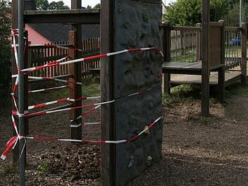 Der Kletterturm am Spielplatz neben dem Kindergarten ist aus Sicherheitsgründen gesperrt. Foto: Klaus Klaschka