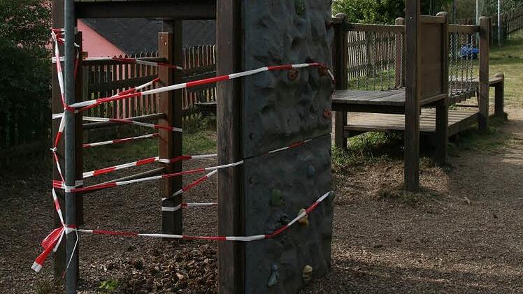 Der Kletterturm am Spielplatz neben dem Kindergarten ist aus Sicherheitsgründen gesperrt. Foto: Klaus Klaschka