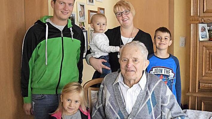 Walter Knoch mit seinen Enkeln und Urenkeln (von links): Andre Knoch, Leni Knoch, Yvonne Hofmann mit Linus, Walter Knoch und Louis Knoch Foto: Daniela Pondelicek