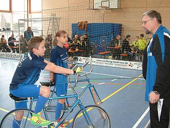 Die U13-Jugendradballer Max Smettane (links) und Hanna Schmittdorsch hören ihrem Betreuer Georg Porzel in der Halbzeitpause gegen den ATS Kulmbach aufmerksam zu.  Foto: Hans Franz