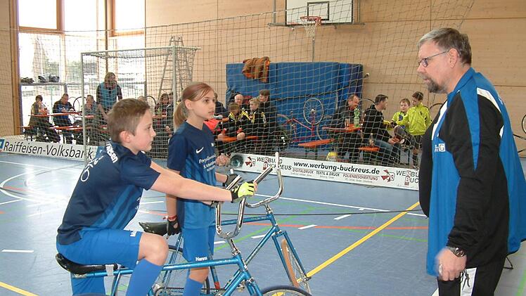 Die U13-Jugendradballer Max Smettane (links) und Hanna Schmittdorsch hören ihrem Betreuer Georg Porzel in der Halbzeitpause gegen den ATS Kulmbach aufmerksam zu.  Foto: Hans Franz