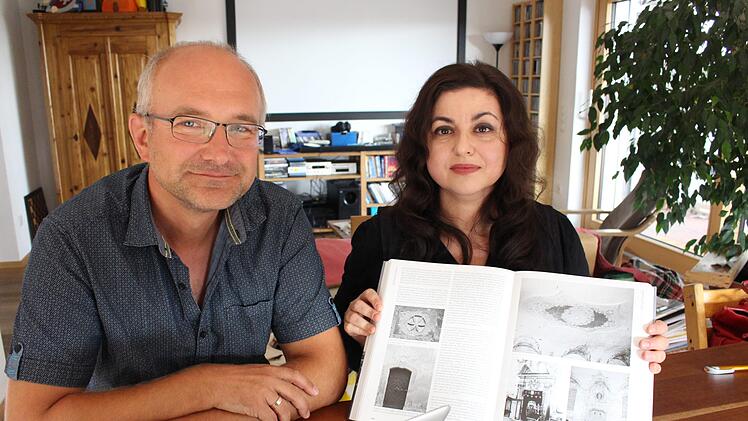 Christian Plätzer und Irina Gerschmann mit einem Buchband über die Synagogen in Bayern Evi Seeger