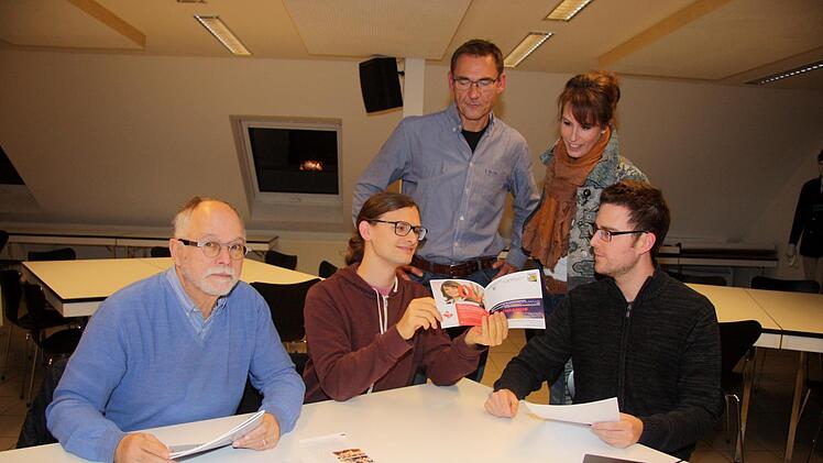 Helmut Schneider (Singverein Uttenreuth), Steffen Schönefeldt (Walter-Rein-Chor), Norbert Engelmann und Andrea Kaschel sowie Vizepräsident Stefan Wolf besprechen die Aufführungen