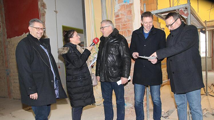 Rundgang mit Radio 1 (von links): Bernd Schick, Julia Mittag, Jochen Langbein, Bürgermeister Marco Steiner und Gerhard Eller Foto: Wolfgang Desombre