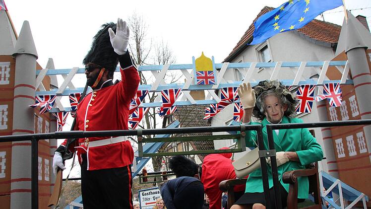 Winken vor dem Brexit vom Wagen: Queen Elizabeth und ihre Wache.  Foto: Benedikt Borst