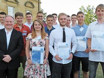 12 plus 1 - das Erfolgsteam aus dem Landkreis Lichtenfels, links vorne der Ausbilder in der Maschinenfabrik Eugen-Fischer aus Burgkunstadt,  Markus Petterich Foto: Monika Schütz