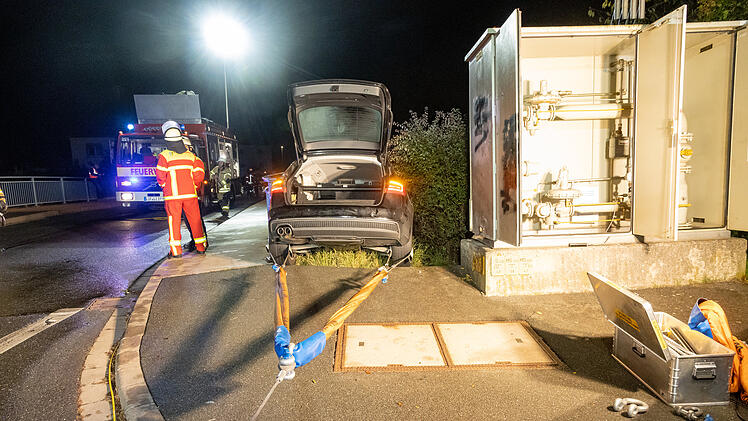 Lichtenfels: Audi kommt von Fahrbahn ab und droht auf Bahngleise zu stürzen