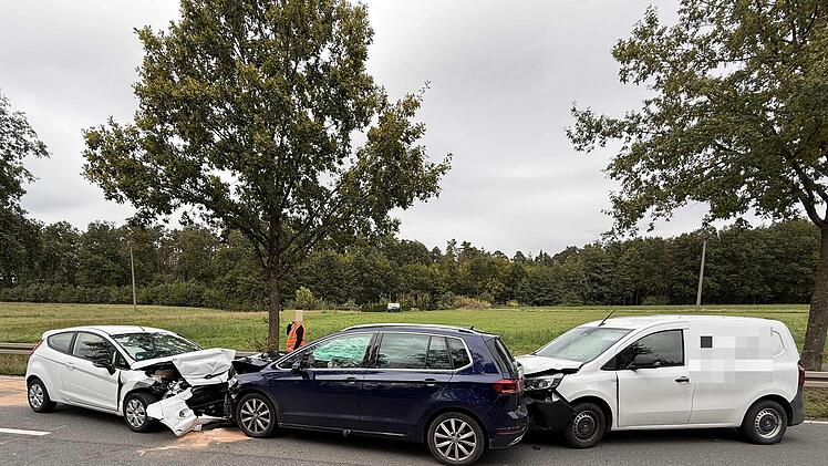B470 bei Forchheim - Unfall mit drei beteiligten Autos