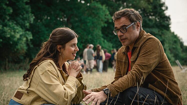 Izzy (Yali Topol Margalith) ist hingerissen von ihrem neuen Freund Steve (Jemaine Clement).