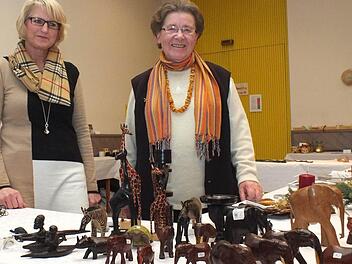 Martha Schmitt und Eva Popp, die Verantwortliche des Gebetskreises verkauften beim Adventsbasar unter anderem afrikanisches Kunsthandwerk. Die Veranstaltung soll es künftig nicht mehr geben.  Foto: Björn Hein