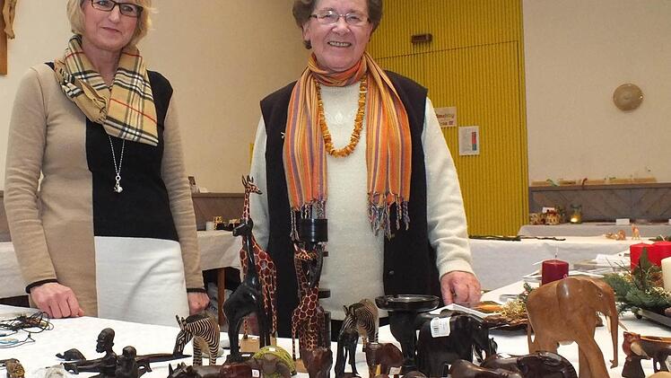 Martha Schmitt und Eva Popp, die Verantwortliche des Gebetskreises verkauften beim Adventsbasar unter anderem afrikanisches Kunsthandwerk. Die Veranstaltung soll es künftig nicht mehr geben.  Foto: Björn Hein