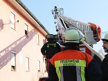 Die Feuerwehr wurde am Montagmorgen zu einem Zimmerbrand im Höchstadter Schäfergraben gerufen.  Fotos: Martin Kreklau