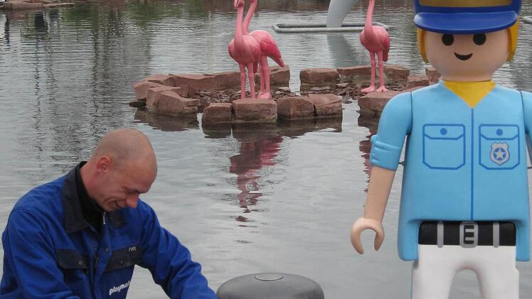 Unter Aufsicht des Playmobil-Hafenarbeiters wird beim Paddelboot letzte Hand angelegt. Foto: Playmobil