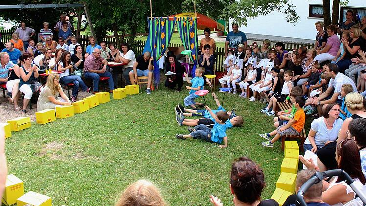 Kleine Artisten gab es zuhauf beim Züntersbacher Kindergarten-Jubiläum. 40 Jahre sind ein Grund zum Feiern. Foto: Steffen Vetter