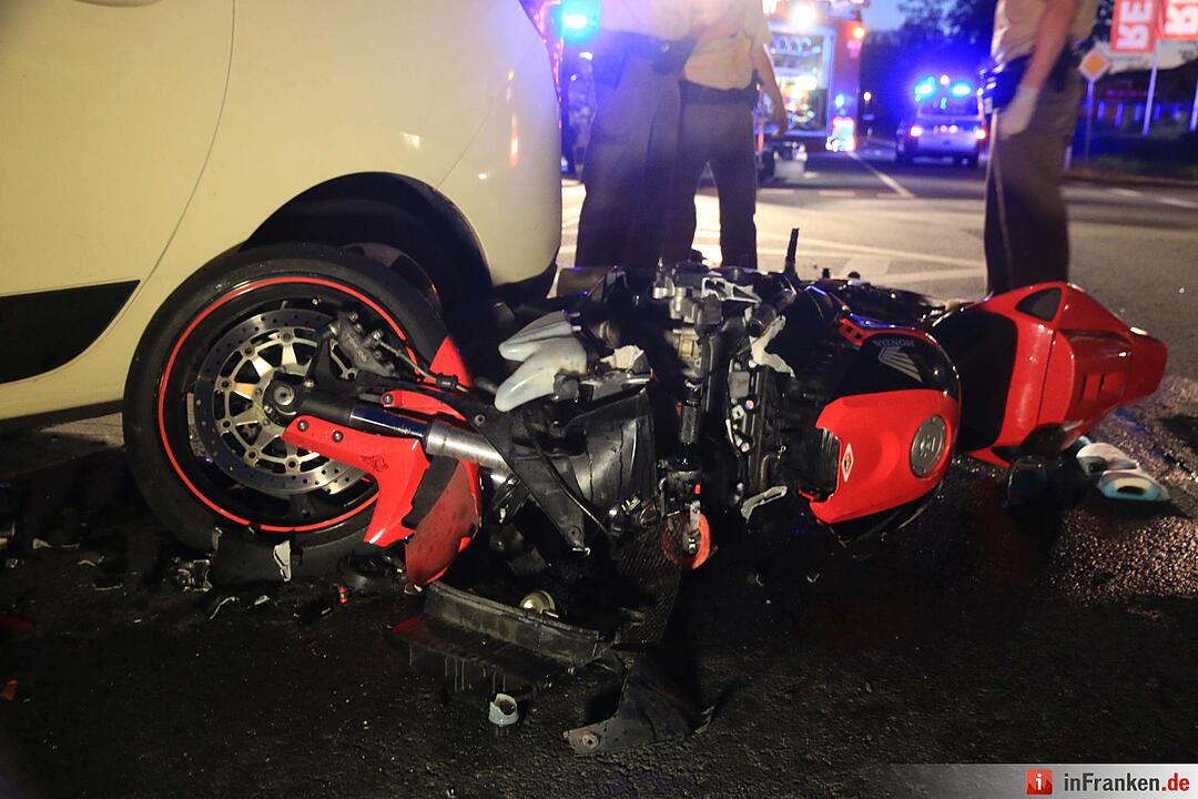 Am Montagabend krachte ein 28-jähriger Motorradfahrer bei Lichteneiche in ein Auto.