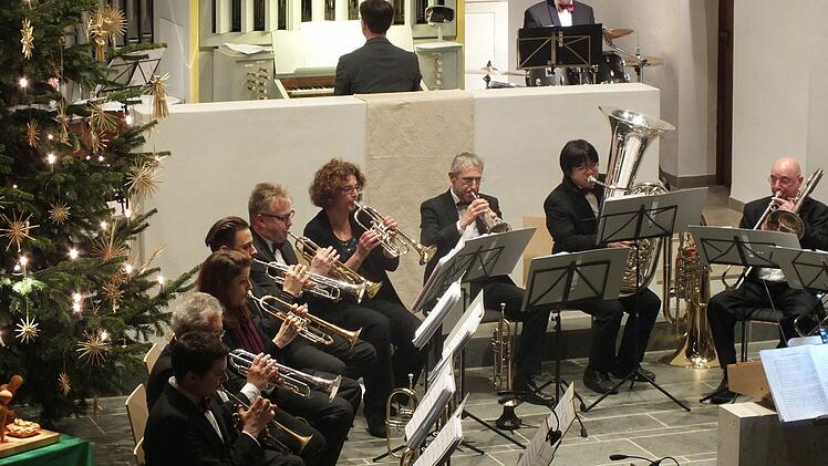 Das Ensemble Paul Schemm setzt sich aus 14 Blechbläsern zusammen und wurde von vier Percussionisten und Kantor Gerald Fink an der Orgel unterstützt. Foto: Manfred Welker