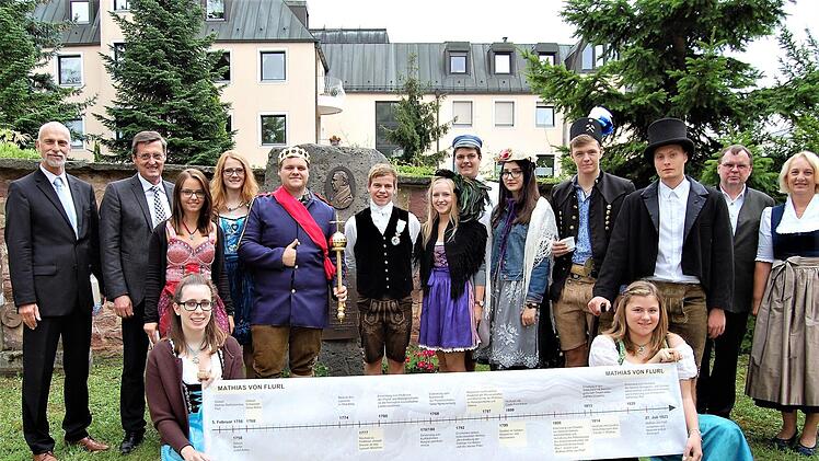 Darsteller der Mathias-von-Flurl-Schule mit Straubinger Delegationsmitgliedern und Oberbürgermeister Kay Blankenburg (links). Foto: Sigismund von Dobschütz