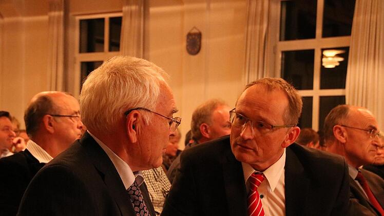Rainer Gottwald (links) im Gespräch mit Sparkassen-Vorstandsmitglied Andreas Linder, rechts: Landrat Wilhelm Schneider