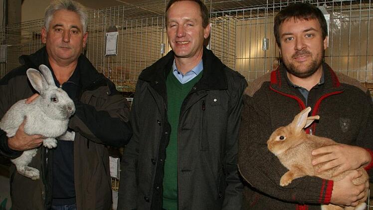 Schirmherr Michael Ziegler (Mitte) gratulierte den Vereinsmeistern des Kleintierzuchtvereins Eltmann, Dominik Knobloch (links) und Dietmar Metz.Sabine Weinbeer