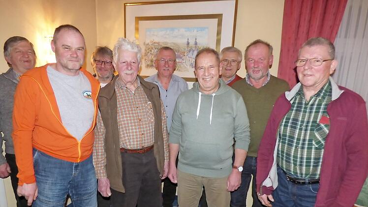 Der neue Vorstand (von links): Rainer Polster (Rechnungsprüfer), Peter Müller (Jagdpächter), Manfred Heumann (stellvertretender Vorsitzender), Erhard Pöhlein (bisheriger Vorsitzender und künftiger Beisitzer), Bernd Haas (Kassier), Uwe Haase (neuer Vorsitzender), Peter Helldörfer (Schriftführer), Konrad Schrüfer (Beisitzer) und Manfred Wiedow (Rechnungsprüfer ) Foto: Thomas Weichert
