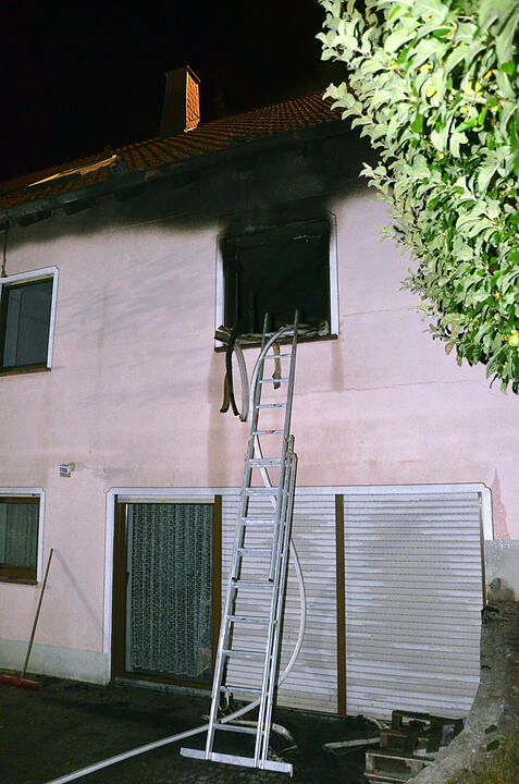 Wohnhaus brennt in Oerlenbach - Bewohner retten sich vor Flammen