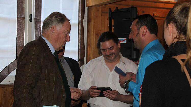 Gauland-Auftritt in Stockheim: zwischen Applaus und Protest. Foto: Veronika Schadeck