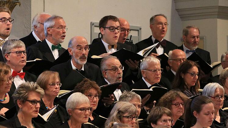 Beeindruckend geriet das Benefizkonzert mit dem Deutschen Ärzteorchester und dem Deutschen Ärztechor vor zahlreichen Zuhörern in der Coburger Morizkirche. Am Dirigentenpult stand Alexander Mottok.Foto: Jochen Berger