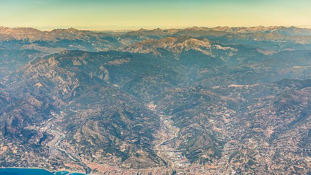Küste entlang Ventimiglia und Vallecrosia – Provinz Imperia, Ligurien, Italien – Luftaufnahme  coastline along Ventimiglia and Vallecrosia - province Imperia, Ligurian, Italy - aerial view